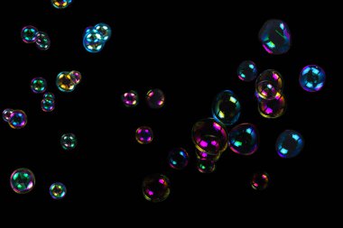 Sabun köpükleri siyah arkaplanda izole edilmiş.