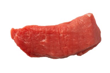 Dana eti parçaları beyaz arka planda izole edilmiş. Üst görünüm.