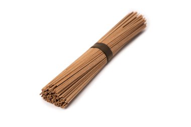 Beyaz bir arka plan üzerinde izole buğday noodle. 