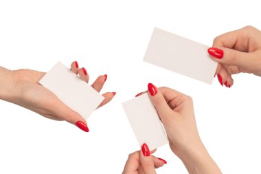 Beyaz arka planda kırmızı tırnaklı boş bir kart. Boşluğu kopyala. 
