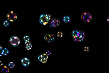 Sabun köpükleri siyah arka planda izole edilmiş. Boşluğu kopyala. 