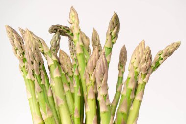 Kuşkonmaz beyaz bir arkaplanda izole edilmiş. 