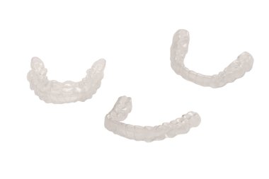 Beyaz arka planda saydam ağız koruyucusu izole edilmiş.. 