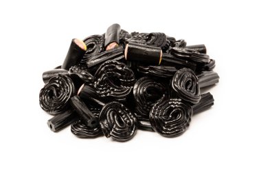 Beyaz arka planda izole edilmiş jöle anason şekeri. Siyah jöleli şekerler. Üst Manzara. Lezzetli jelatin şekerler..