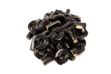 Beyaz arka planda izole edilmiş jöle anason şekeri. Siyah jöleli şekerler. Üst Manzara. Lezzetli jelatin şekerler..