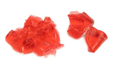 Beyaz arka planda izole edilmiş tatlı meyve jölesi. Jelatin küpleri.