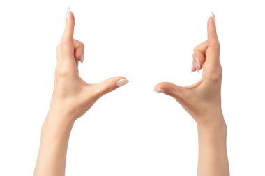 Kadın elleri beyaz bir arka planda izole edilmiş. Çıplak tırnak cilası.