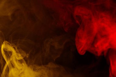 Siyah arka planda sarı buhar. Boşluğu kopyala.