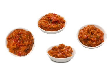 Beyaz arka planda izole edilmiş bir kasede sebze güveci.. 