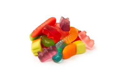 Beyaz arka planda izole edilmiş çeşitli renkli jelibon şekerler. Üst Manzara. Jöleli şekerler.