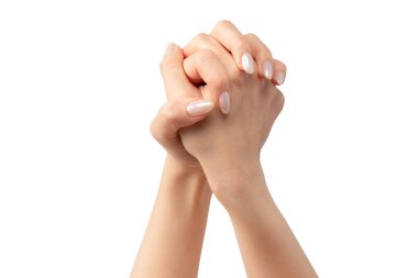 Kadın elleri beyaz bir arka planda izole edilmiş. Çıplak tırnak cilası.