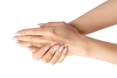 Kadın elleri beyaz bir arka planda izole edilmiş. Çıplak tırnak cilası.