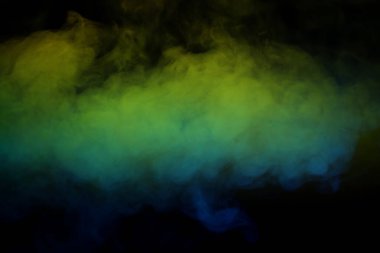 Siyah arka planda mavi ve yeşil buhar. Boşluğu kopyala.