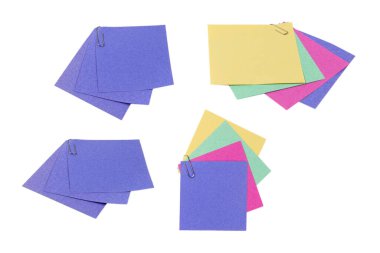 Beyaz arka planda izole edilmiş bir etiket ve ataç. Boşluğu kopyala. 