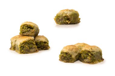 Türk fıstıklı baklavası beyaz zemin üzerinde izole edilmiş. 