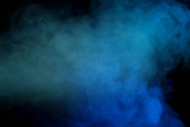 Siyah arka planda mavi ve mor buhar. Boşluğu kopyala.