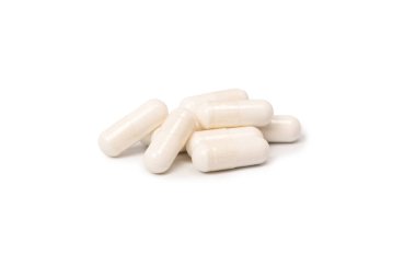 Beyaz arka planda izole edilmiş beyaz hap kapsülü. 