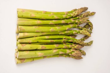 Kuşkonmaz beyaz bir arkaplanda izole edilmiş. 