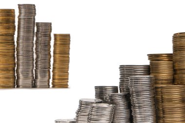 Beyaz arka planda izole edilmiş bozuk para yığını. Bankacılık ve para. 