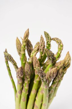 Kuşkonmaz beyaz bir arkaplanda izole edilmiş. 