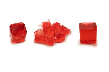 Beyaz arka planda izole edilmiş tatlı meyve jölesi. Jelatin küpleri.