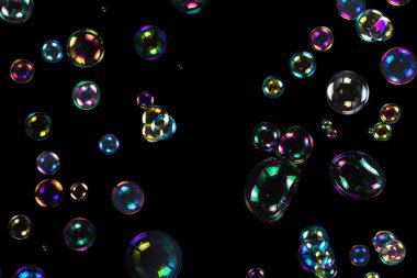 Sabun köpükleri siyah arka planda izole edilmiş. Boşluğu kopyala. 