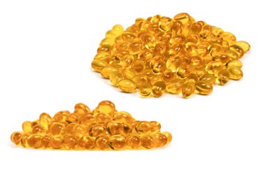 Beyaz zemin üzerinde izole edilmiş bir grup sarı kapsül. 