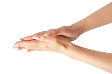 Kadın elleri beyaz bir arka planda izole edilmiş. Çıplak tırnak cilası.