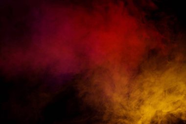 Siyah arka planda turuncu ve kırmızı buhar. Boşluğu kopyala.