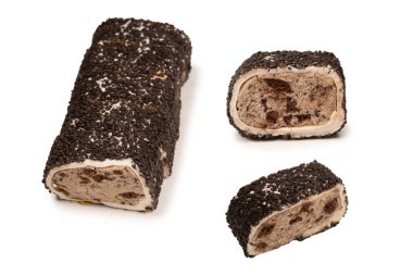 Çikolata ve fındıklı tatlı rulo, Türk tatlıları. Türk rahat beyaz zemin üzerinde izole. 