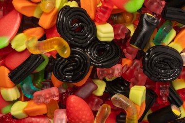 Çeşitli renkli sakızlı şekerler. Üst te. Jöle tatlılar.