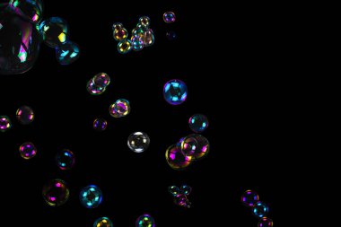 Sabun köpükleri siyah arka planda izole edilmiş. Boşluğu kopyala. 