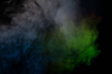 Siyah arka planda kırmızı ve yeşil buhar. Boşluğu kopyala.