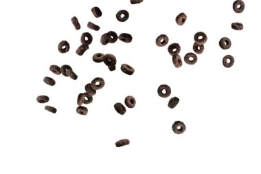 Çikolata halkaları gevrekleri bir kaseye dökülür. Kahvaltıda. Beyaz bir arkaplanda izole edilmiş. 