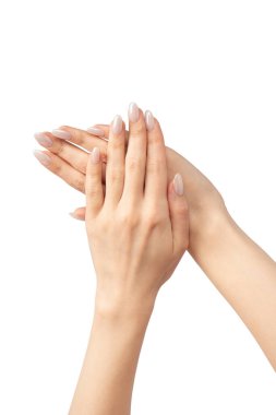 Kadın elleri beyaz bir arka planda izole edilmiş. Çıplak tırnak cilası.