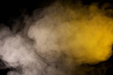 Siyah arka planda sarı buhar. Boşluğu kopyala.