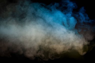 Siyah arka planda beyaz buhar. Boşluğu kopyala.