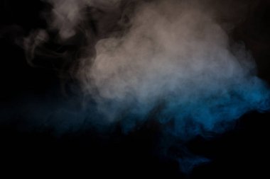 Siyah arka planda mavi ve sarı buhar. Boşluğu kopyala.