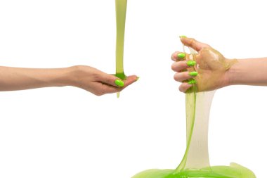 Beyaz arka planda yeşil balçık oyuncağı olan bir kadın.. 