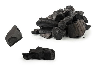 Beyaz arka planda siyah meşe kömürü izole edilmiş. 