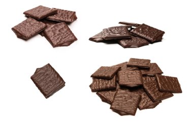 Beyaz arka planda izole edilmiş siyah çikolata şekerleri.. 