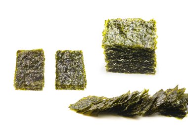Nori yosunu beyazın üzerinde izole edilmiş. Üst görünüm.