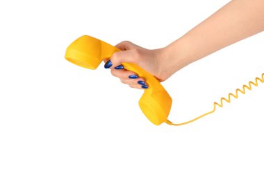 Kadının elindeki sarı cep telefonu beyaza izole edilmiş. Boşluğu kopyala.