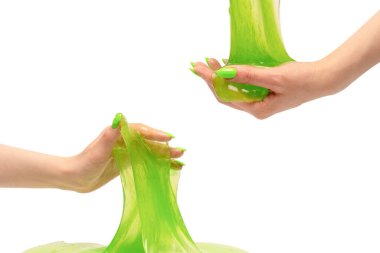 Beyaz arka planda yeşil tırnaklı yeşil balçık oyuncağı. 