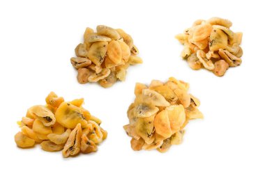 Kurumuş tutku meyvesi beyaz arka planda izole edilmiş. Üst görünüm. 