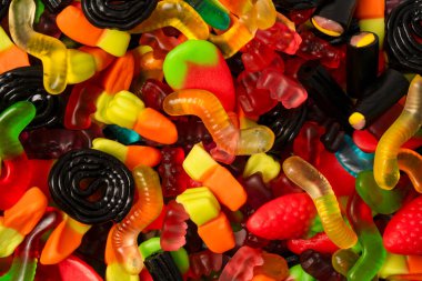 Çeşitli renkli sakızlı şekerler. Üst te. Jöle tatlılar.