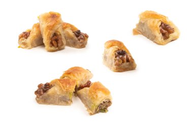 Beyaz arka planda cevizli enfes tatlı baklava. Üst görünüm.