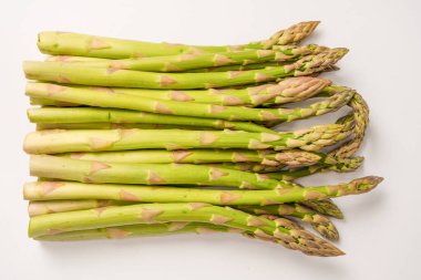 Kuşkonmaz beyaz bir arkaplanda izole edilmiş. 