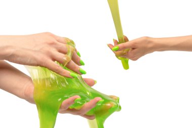 Beyaz arka planda yeşil tırnaklı yeşil balçık oyuncağı. 