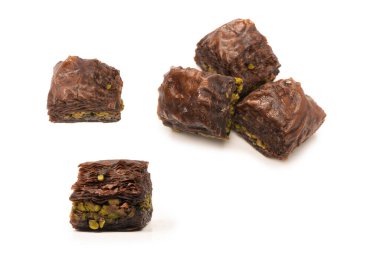 Beyaz zemin üzerinde izole Türk çikolatası baklavası. 